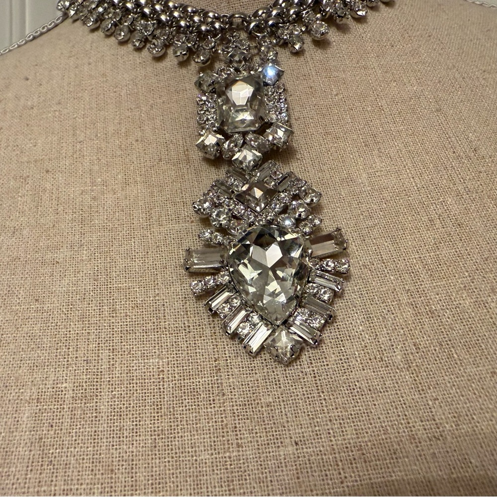 VINTAGE NECKLACE SILVER TONE RHINESTONE PRONG SET MULTI SHAPE STATEMENT DROP - Picture 4 of 10